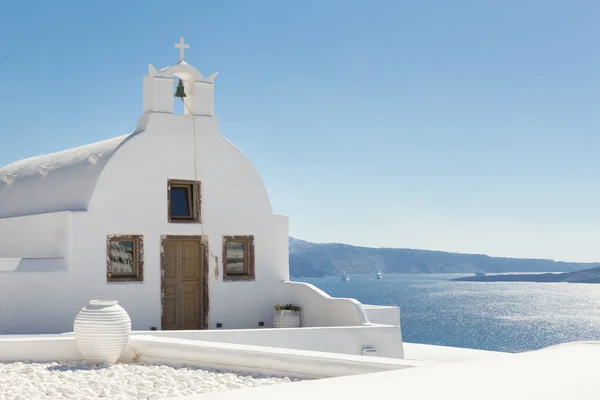 Igreja ortodoxa branca tradicional em Oia, Santorini, Grécia . — Fotografia de Stock
