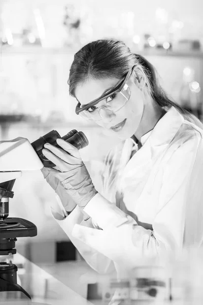 Female health care researchers working in scientific laboratory. — Stock Photo, Image