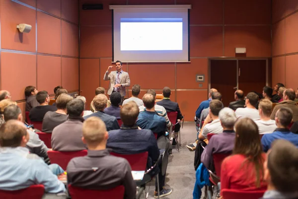 Ponente dando una charla en la reunión de negocios. —  Fotos de Stock