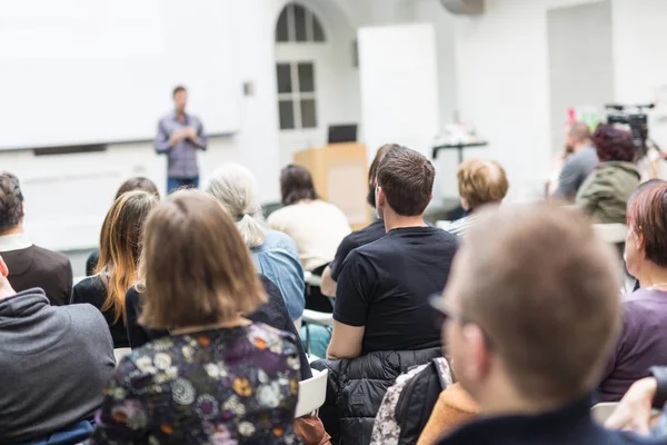 Hombre dando presentación en sala de conferencias en la universidad. — Foto de Stock