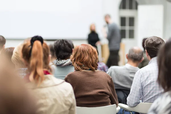 Mujer dando presentación sobre conferencia de negocios. — Foto de Stock