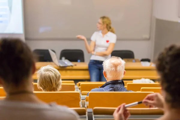 Instructor de enseñanza de primeros auxilios taller de resucitación cardiopulmonar. — Foto de Stock