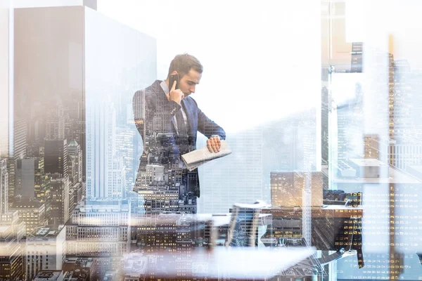 Empresário falando no celular enquanto olha para relógio de pulso. — Fotografia de Stock