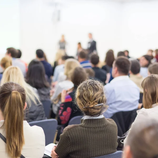 Mulher dando apresentação em conferência de negócios. — Fotografia de Stock