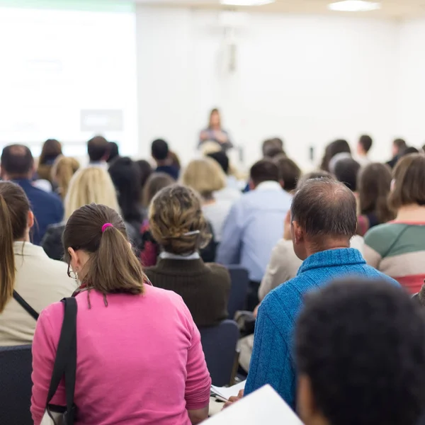 Frau hält Vortrag auf Wirtschaftskonferenz. — Stockfoto