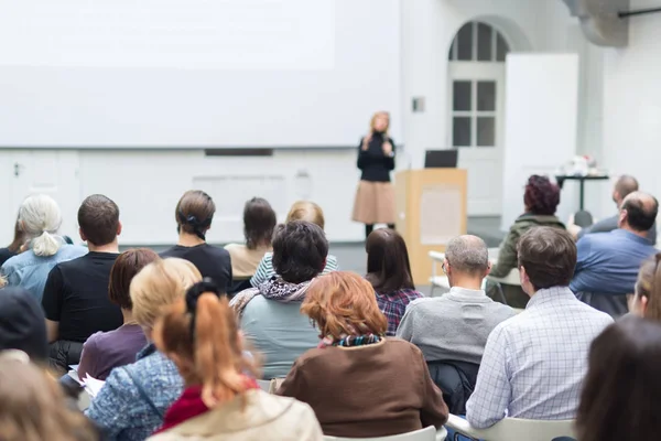 Vrouw geeft presentatie over zakelijke conferentie. — Stockfoto