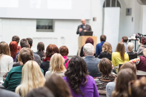 Hombre dando presentación en sala de conferencias en la universidad. — Foto de Stock