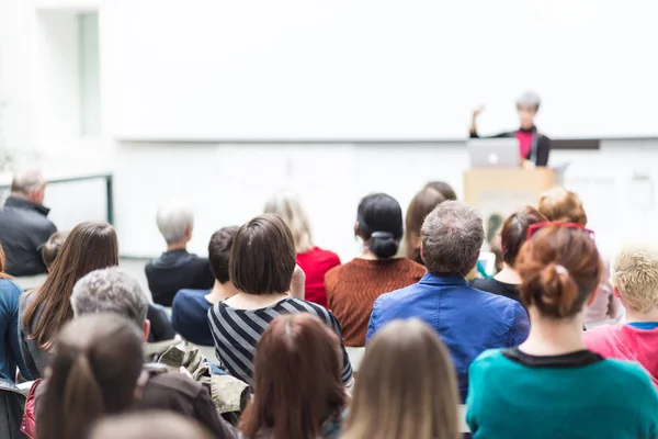 Mujer dando presentación sobre conferencia de negocios. — Foto de Stock