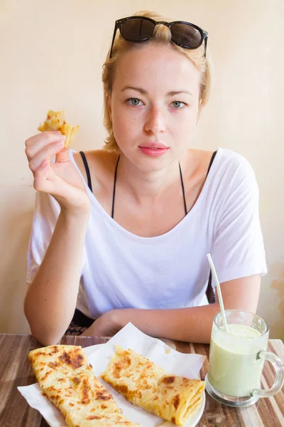 전통적인 모로코 아침 커피가 게에서 식사 하는 여자. — 스톡 사진