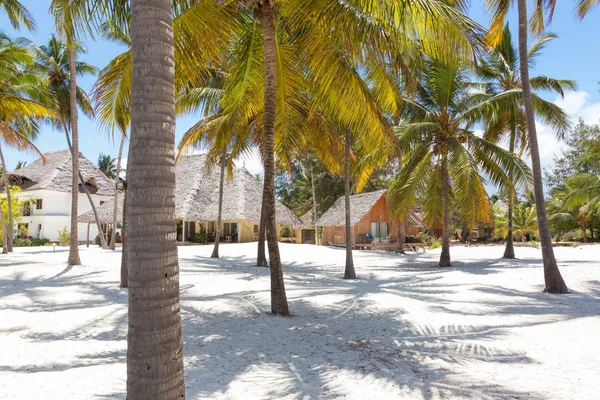 Bungaló a tökéletes fehér homokos strand, Paje, Zanzibar, Tanzánia — Stock Fotó