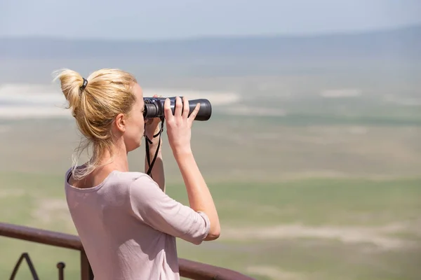 Ženské turista při pohledu dalekohledem na africké safari v Ngorongoro kráter consrvation oblasti, Tanzanie, Afrika. — Stock fotografie