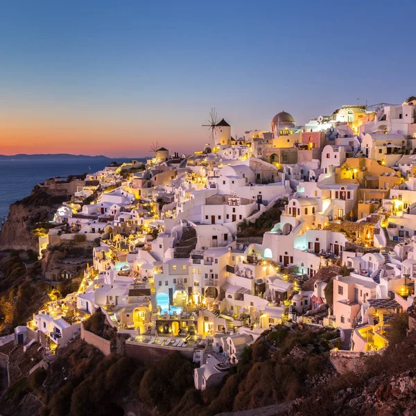 Oia vesnice při západu slunce, ostrov Santorini, Řecko. — Stock fotografie