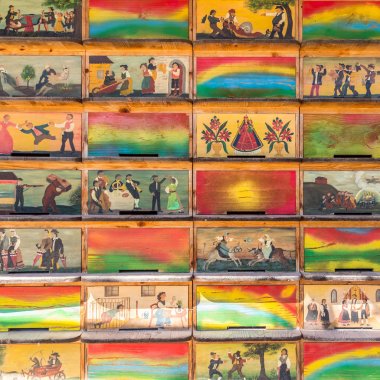 Geleneksel Sloven sanat boyalı ahşap kuş yuvaları.