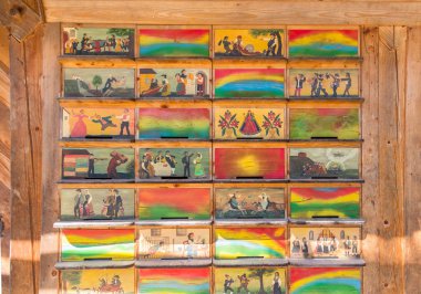 Geleneksel Sloven sanat boyalı ahşap kuş yuvaları.