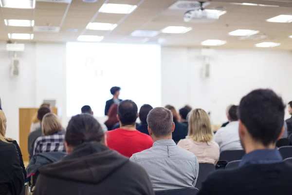 Mujer dando presentación sobre conferencia de negocios. — Foto de Stock