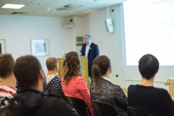 Vrouw geeft presentatie over zakelijke conferentie. — Stockfoto