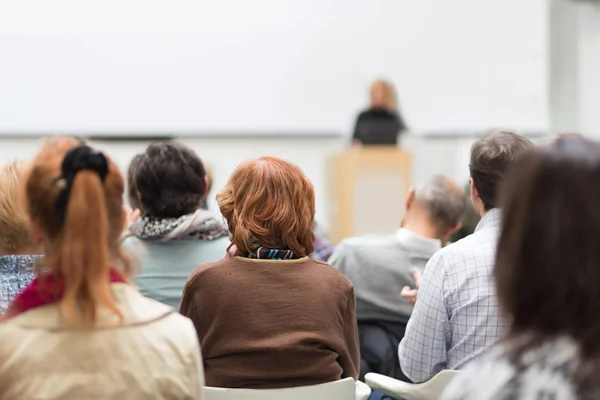 Frau hält Vortrag auf Wirtschaftskonferenz. — Stockfoto