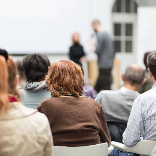 Vrouw geeft presentatie over zakelijke conferentie. — Stockfoto