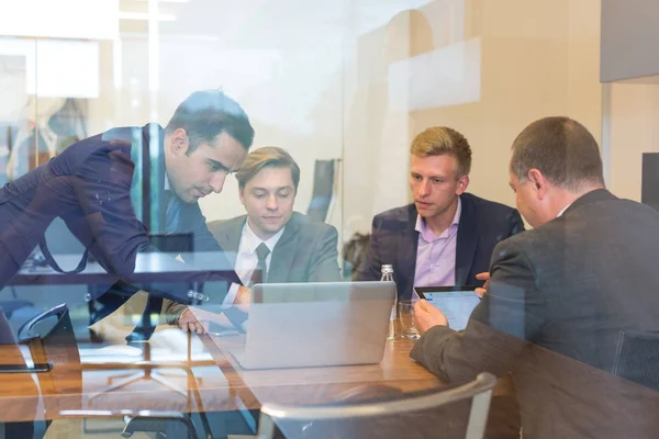 Affärsmän sitter och brainstormar på företagsmöte. — Stockfoto