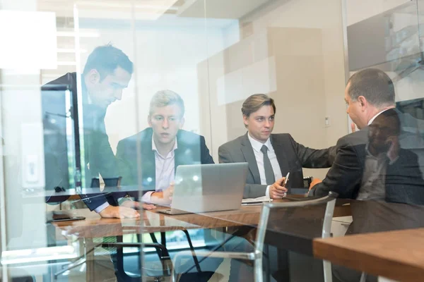 Negócios sentados e brainstorming em reunião corporativa. — Fotografia de Stock