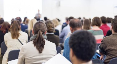 Konferans salonunda dinleyiciler.