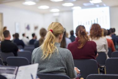 Üniversite konferans salonunda atölye çalışması.