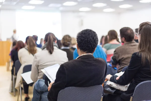 Mujer dando presentación sobre conferencia de negocios. — Foto de Stock