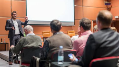 İş konuşmacısı iş konferansında konuşma yapacak..