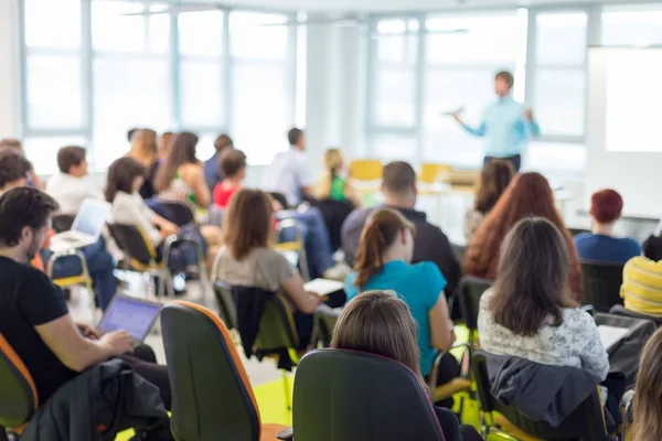 Palestrante dando apresentação em conferência de negócios. — Fotografia de Stock