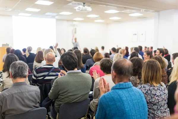 Mujer dando discurso motivacional interactivo en taller de emprendimiento. — Foto de Stock