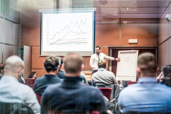 Ponente dando una charla en la reunión de negocios. — Foto de Stock
