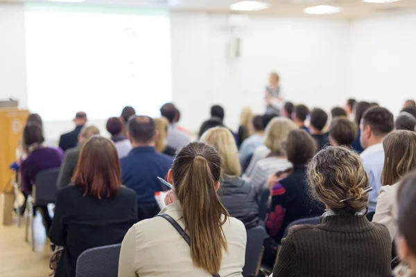 Mulher dando apresentação em conferência de negócios. — Fotografia de Stock