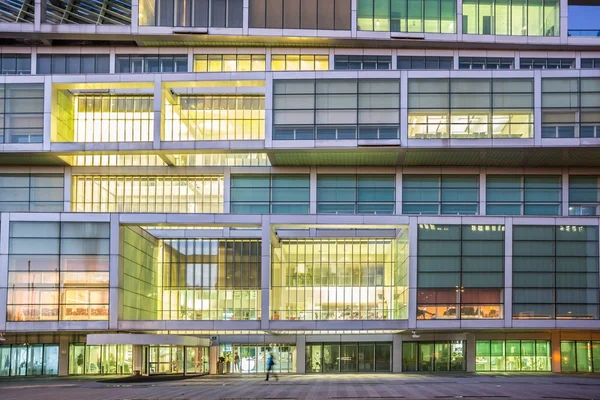 Exterior of Slovenian Chamber of Commerce at dusk. — Stock Photo, Image