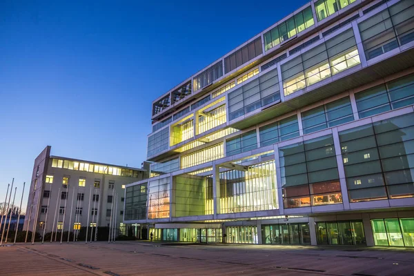 Exterior of Slovenian Chamber of Commerce at dusk. — Stock Photo, Image