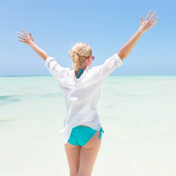 Mulher feliz desfrutando, relaxando alegremente no verão na praia tropical . — Fotografia de Stock