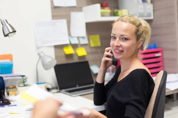 Mujer de negocios hablando por teléfono móvil aceptando papeles . —  Fotos de Stock