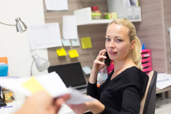 Biznes kobieta rozmowy na telefon komórkowy, przyjmowanie dokumentów. — Zdjęcie stockowe