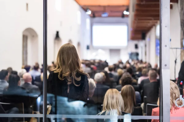 Audiência na sala de aula na reunião de negócios . — Fotografia de Stock