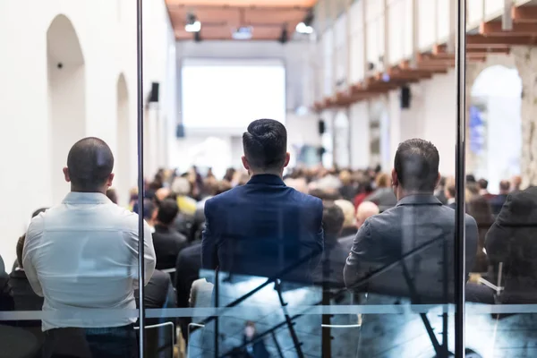 Audiência na sala de aula na reunião de negócios . — Fotografia de Stock