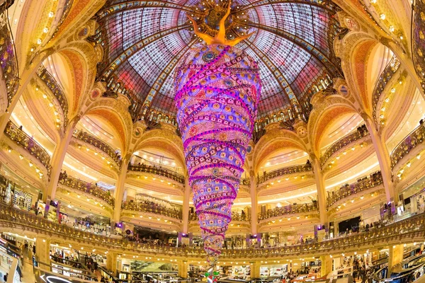 Magazyn dom handlowy Galeries Lafayette, Paryż, Francja. — Zdjęcie stockowe