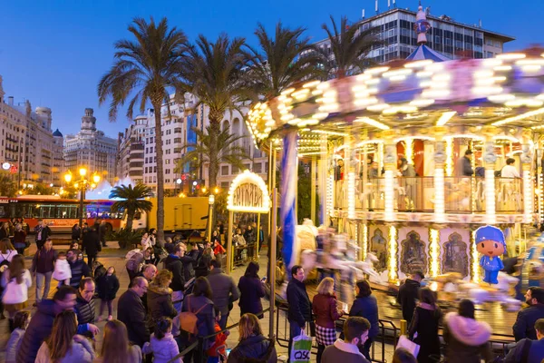 Julmarknad med carousel på modernistiska Plaza City Hall i Valencia, Spanien. — Stockfoto