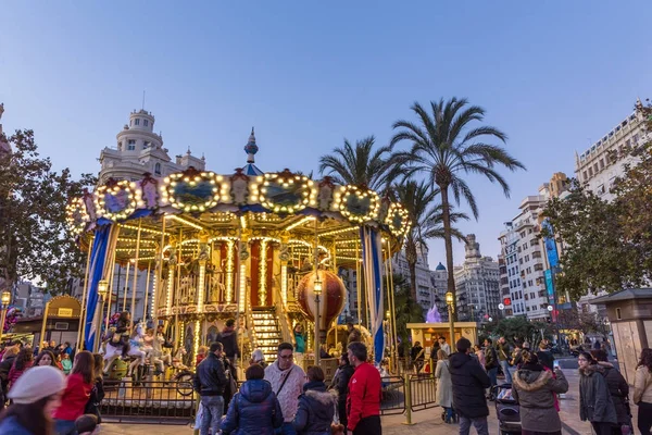 Julmarknad med carousel på modernistiska Plaza City Hall i Valencia, Spanien. — Stockfoto