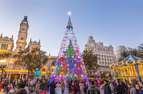 Bożonarodzeniowe targi z kolorowe choinki i karuzela na modernizm Plaza City Hall w Walencji, Hiszpania. — Zdjęcie stockowe