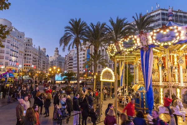 Julmarknad med carousel på modernistiska Plaza City Hall i Valencia, Spanien. — Stockfoto