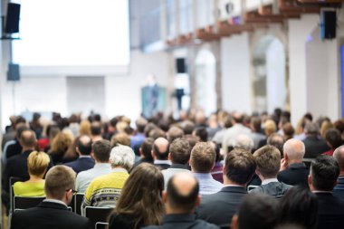 İş konuşmacısı iş konferansında konuşma yapacak..