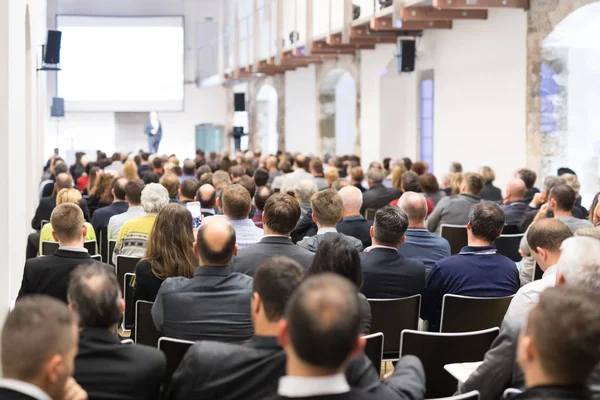 Obchodní mluvčí přednáší na obchodní konferenci. — Stock fotografie