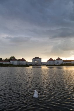 Dramatik sahne sonrası fırtına günbatımı Nymphenburg Sarayı Münih Almanya.