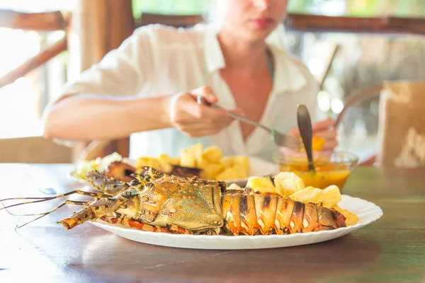 Lagosta grelhada com batatas e molho de coco . — Fotografia de Stock