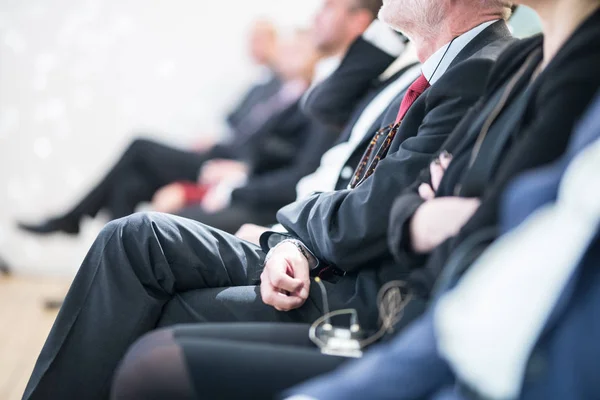 Fila de empresários sentados no seminário. — Fotografia de Stock