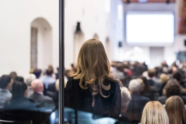 Audiência na sala de aula na reunião de negócios . — Fotografia de Stock